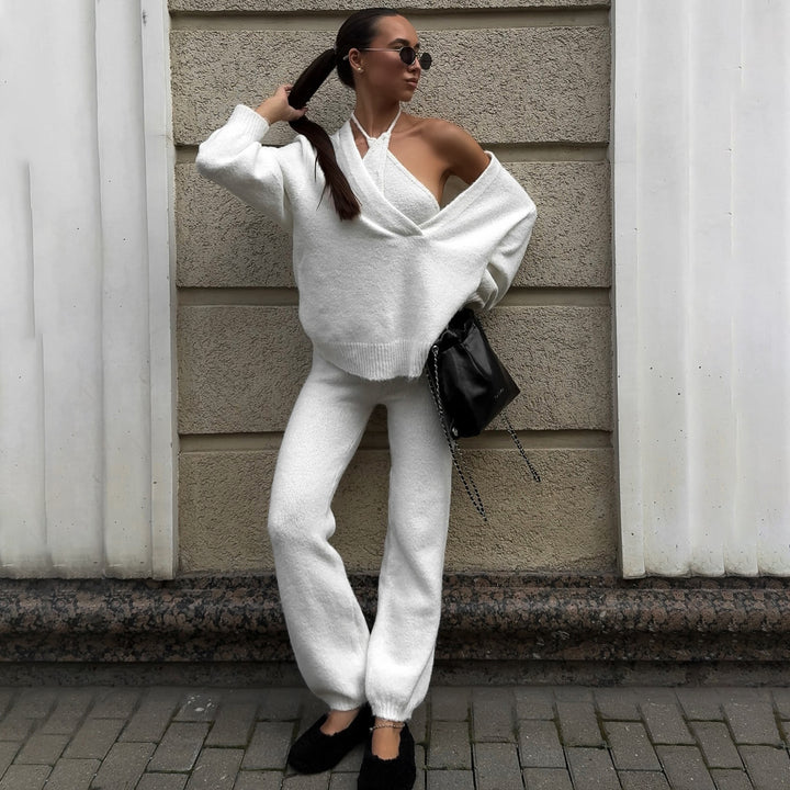 Comfortable knit set for women with a casual sweater and chic comfortable pants