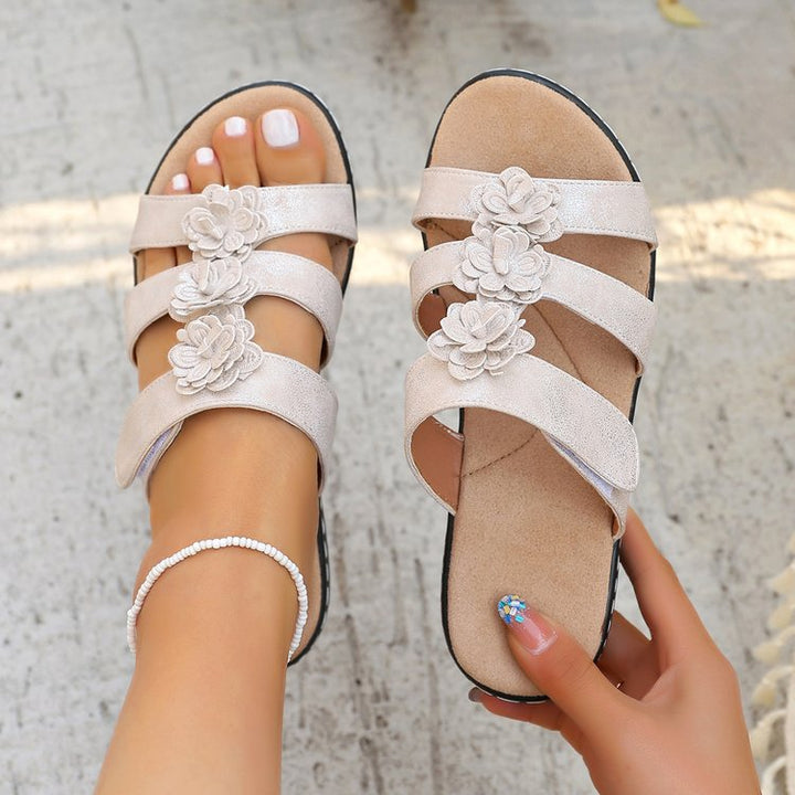 Comfortable women's sandals with floral appliqués Lune London