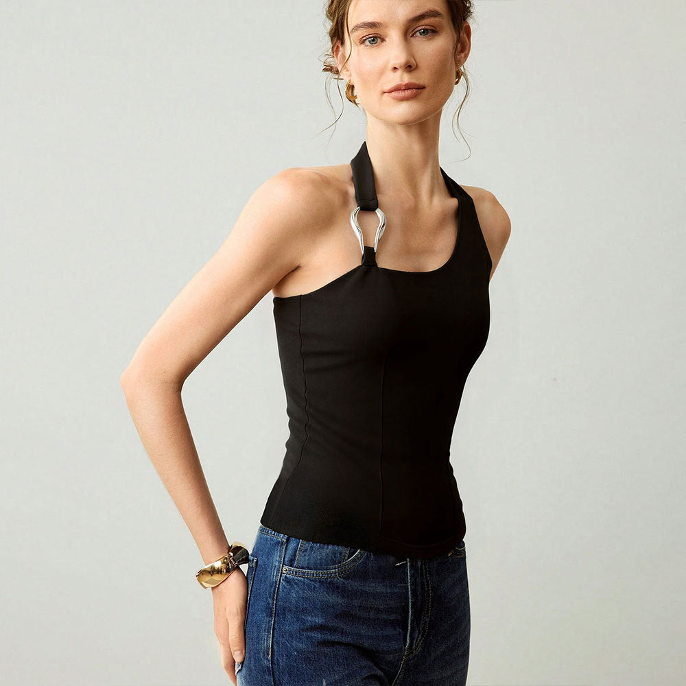 Top femme décolleté avec un design halter à la mode et un accent en métal élégant Chic & Stil