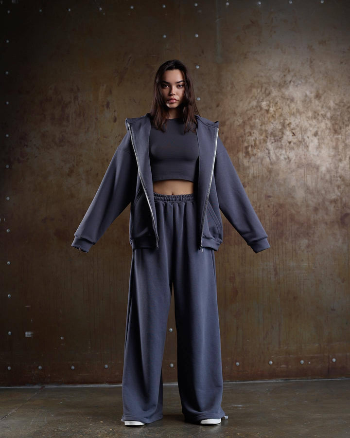 Fashionable women's sports set with oversized jacket and loose fit Lune London