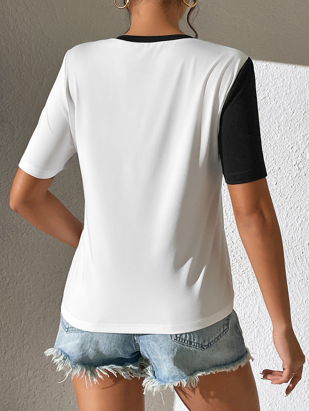 Trendy women's t-shirt with shiny accents and a casual fit Lune London