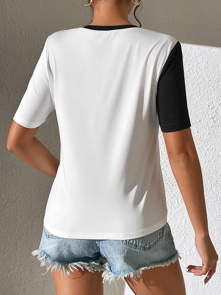 Trendy women's t-shirt with shiny accents and a casual fit Lune London