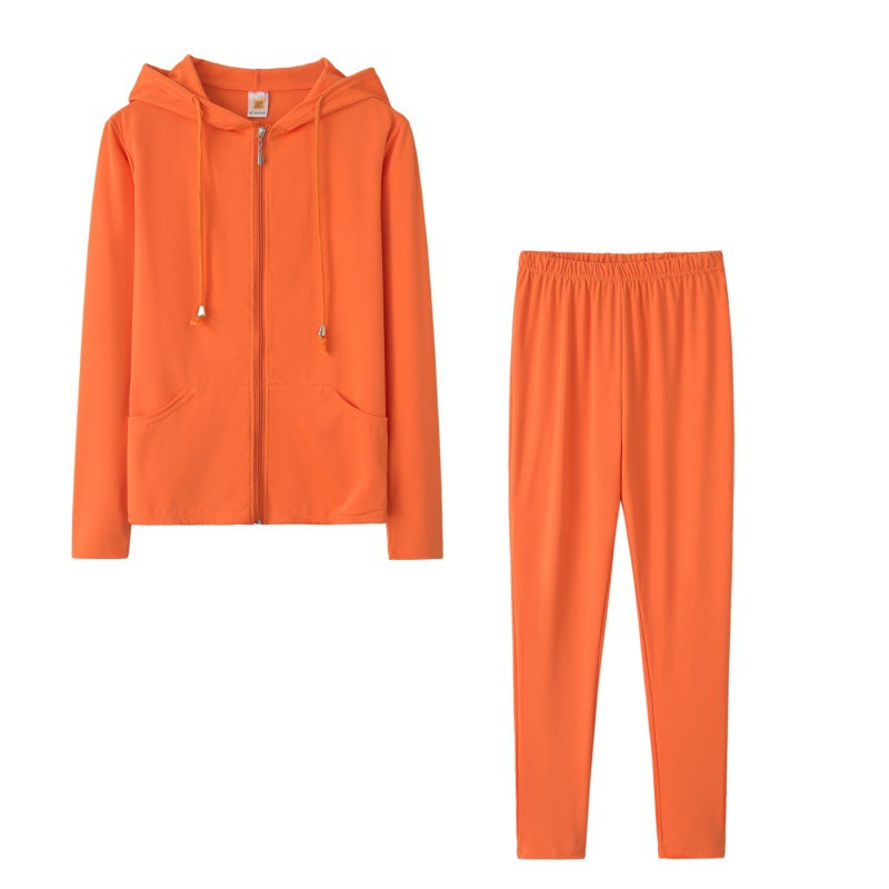 Ensemble de sport pour femmes en deux pièces avec veste à capuche et pantalons ajustés Chic & Stil