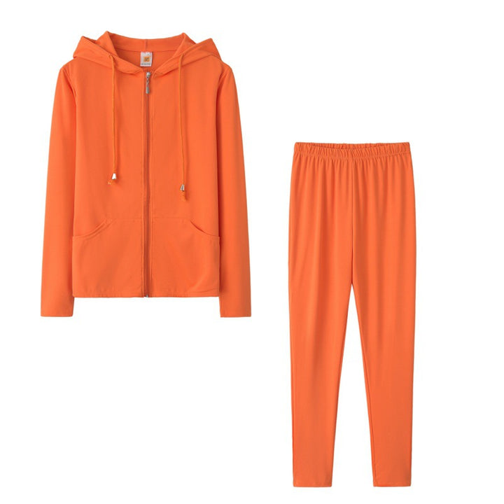 Ensemble de sport pour femmes en deux pièces avec veste à capuche et pantalons ajustés Chic & Stil