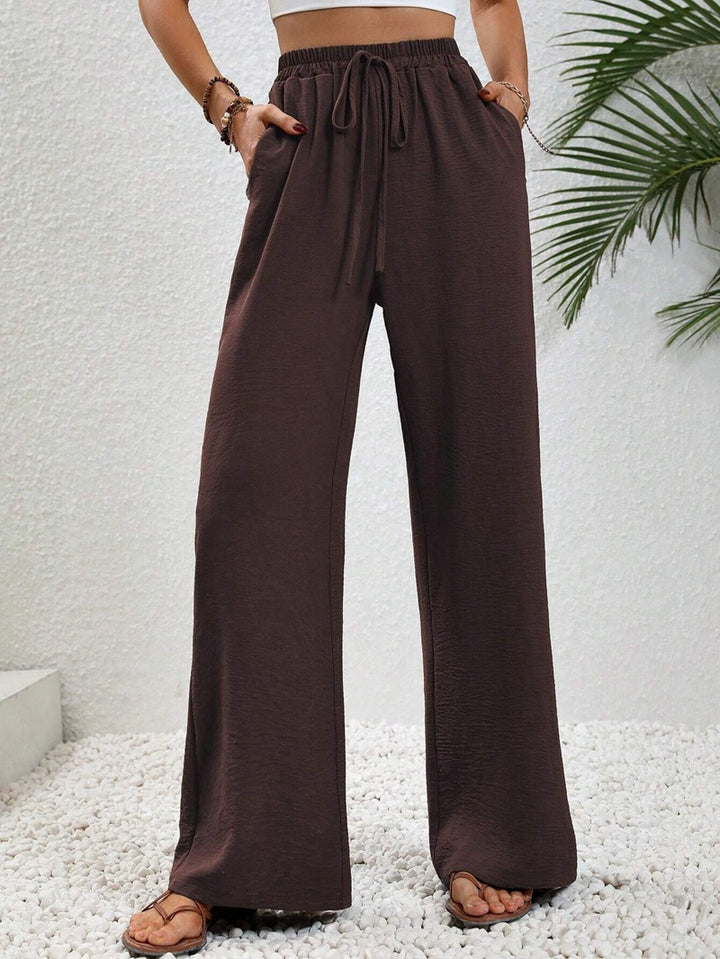 Loose-fit leisure pants for women with an elastic waistband and practical side pockets Lune London