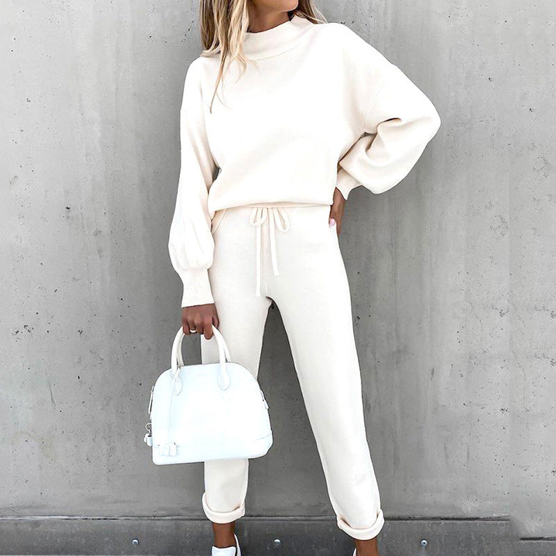 Ensemble de survêtement pour femmes avec une coupe moderne, un haut à col montant et un pantalon élastique Chic & Stil
