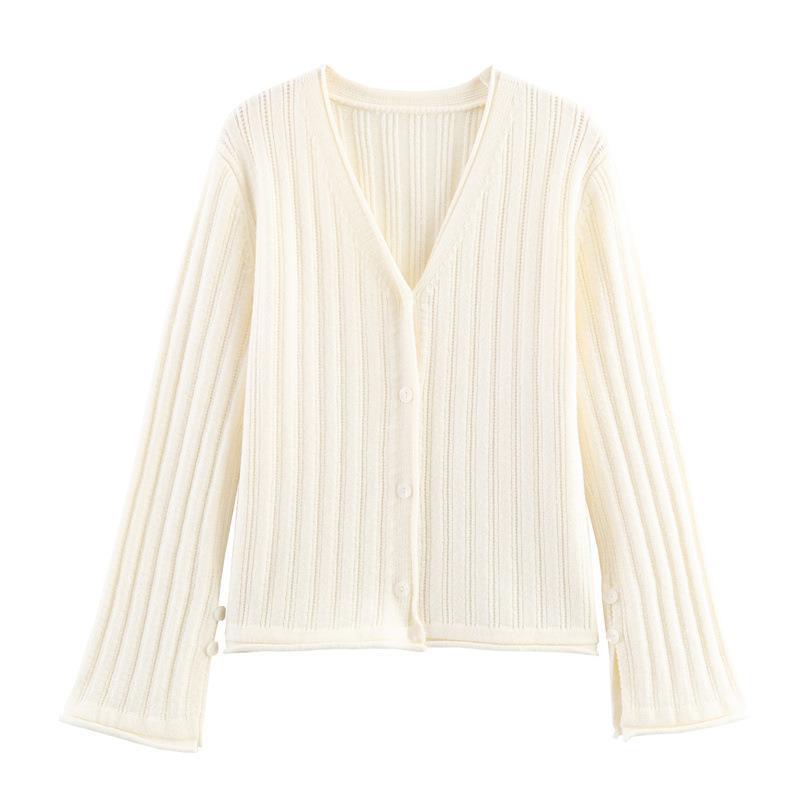Knit jacket for women with an elegant V-neck and practical buttons Lune London
