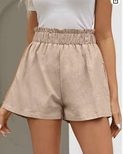 Shorts pour femmes avec taille élastique et poches latérales Chic & Stil