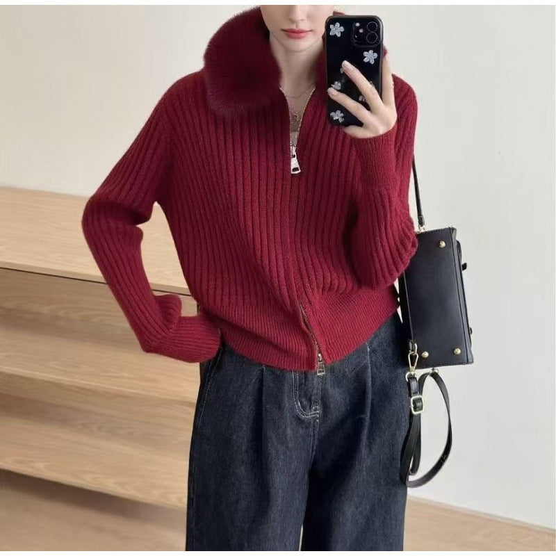 Cardigan pour femmes avec un col en fausse fourrure de haute qualité et une texture côtelée élégante Chic & Stil
