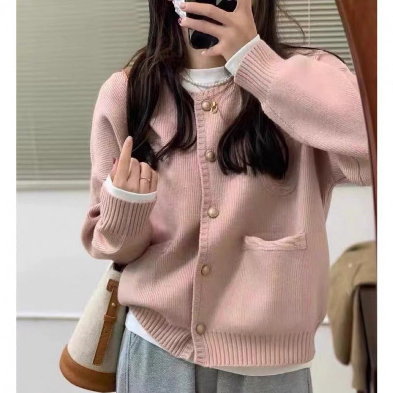 Cardigan pour femmes avec détails de boutons et poches généreuses Chic & Stil