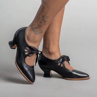 Elegant lace-up shoes for women with modern opening and classic design Lune London