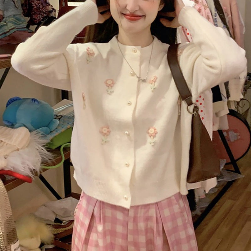 Femmes cardigan ludique avec un design floral et fermeture à boutons perles Lune London