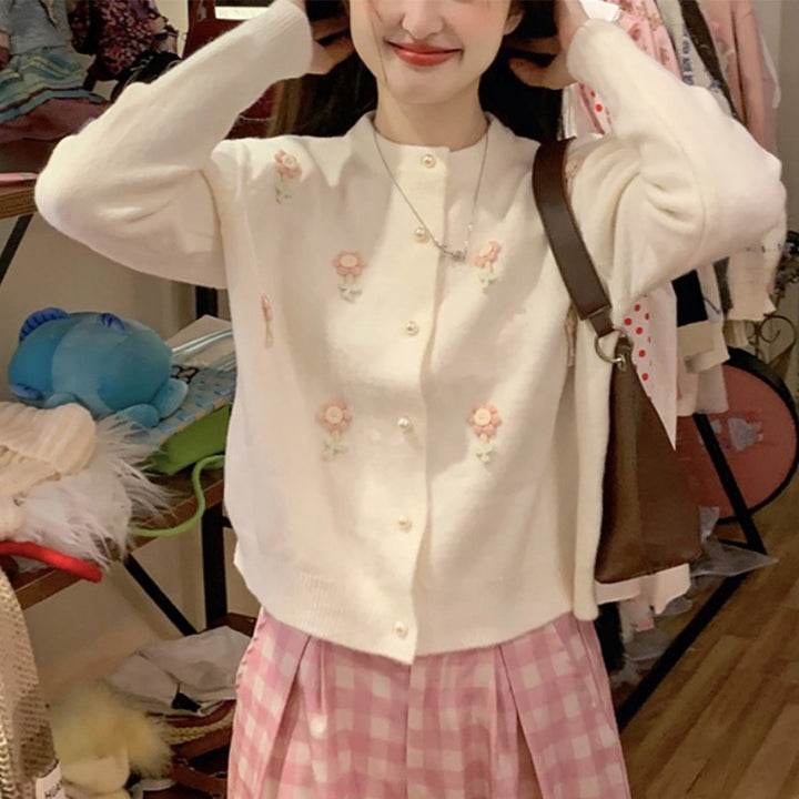 Femmes cardigan ludique avec un design floral et fermeture à boutons perles Lune London