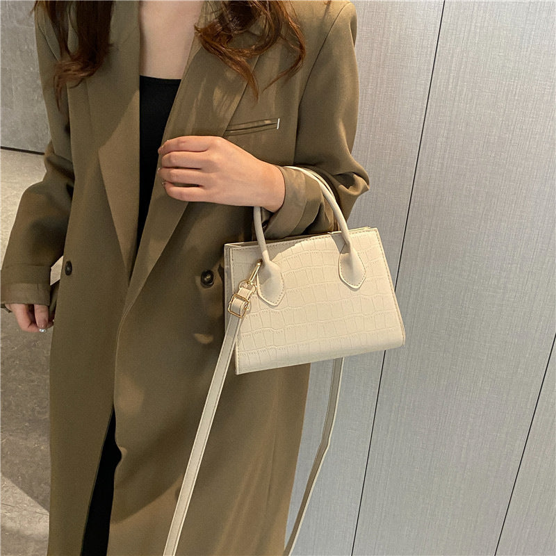 Chic Und Stil | Divina Small-Sized Clutches Handbag