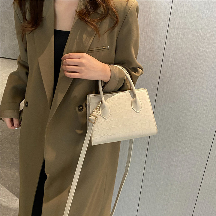 Chic Und Stil | Divina Small-Sized Clutches Handbag
