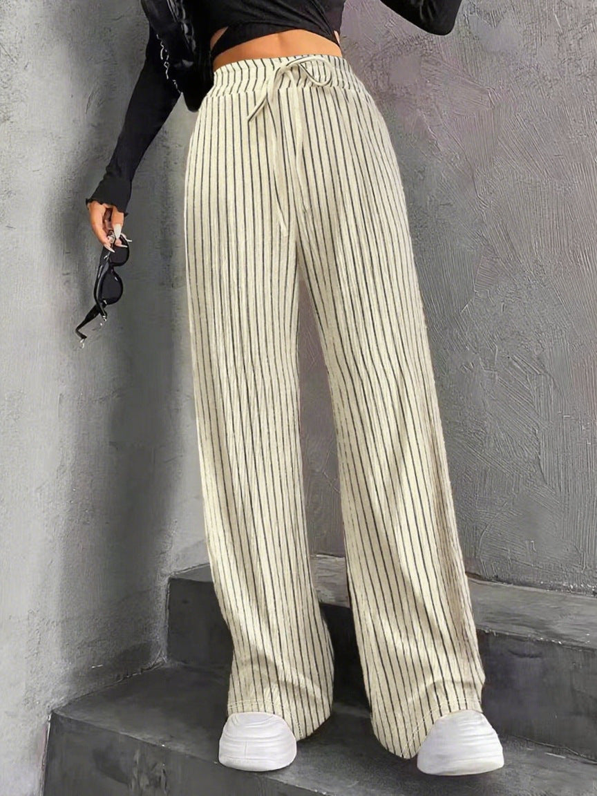 Pantalons plissés à coupe large pour femmes avec taille élastique et poches latérales pratiques Chic & Stil