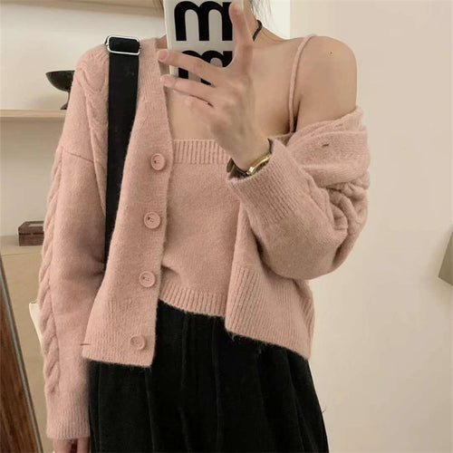 Cardigan pour femmes avec un charmant motif en câble et des détails de bouton Chic & Stil
