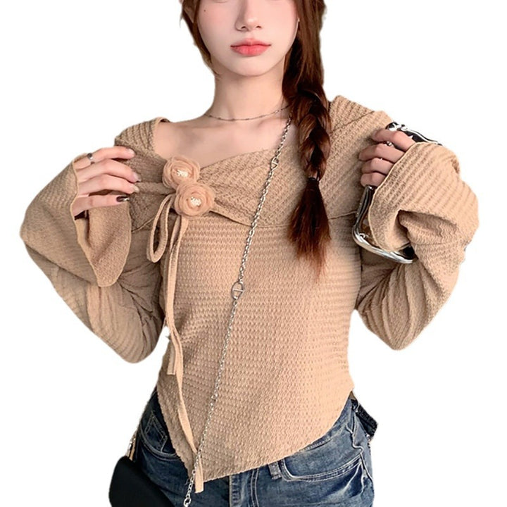 Women's figure-hugging top with removable floral details Lune London