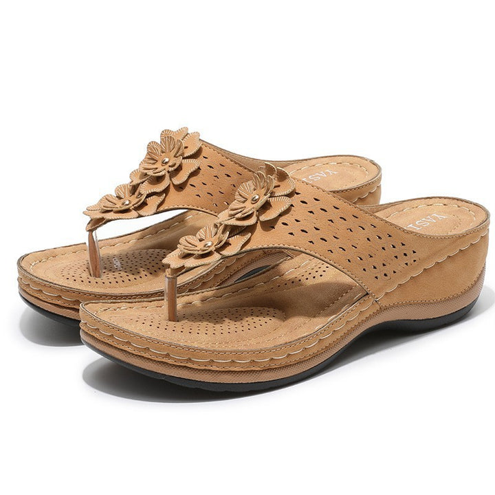 Comfortable thong sandals for women with decorative floral appliqués and an ergonomic sole Lune London