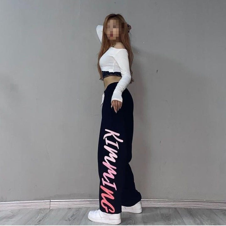 Women's loose sport jogging pants with elastic waistband and modern lettering Chic & Stil