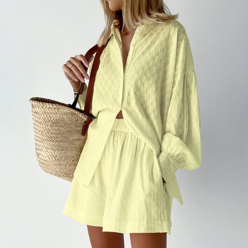 Oversized casual shirt for women with structure and chic and stylish short shorts