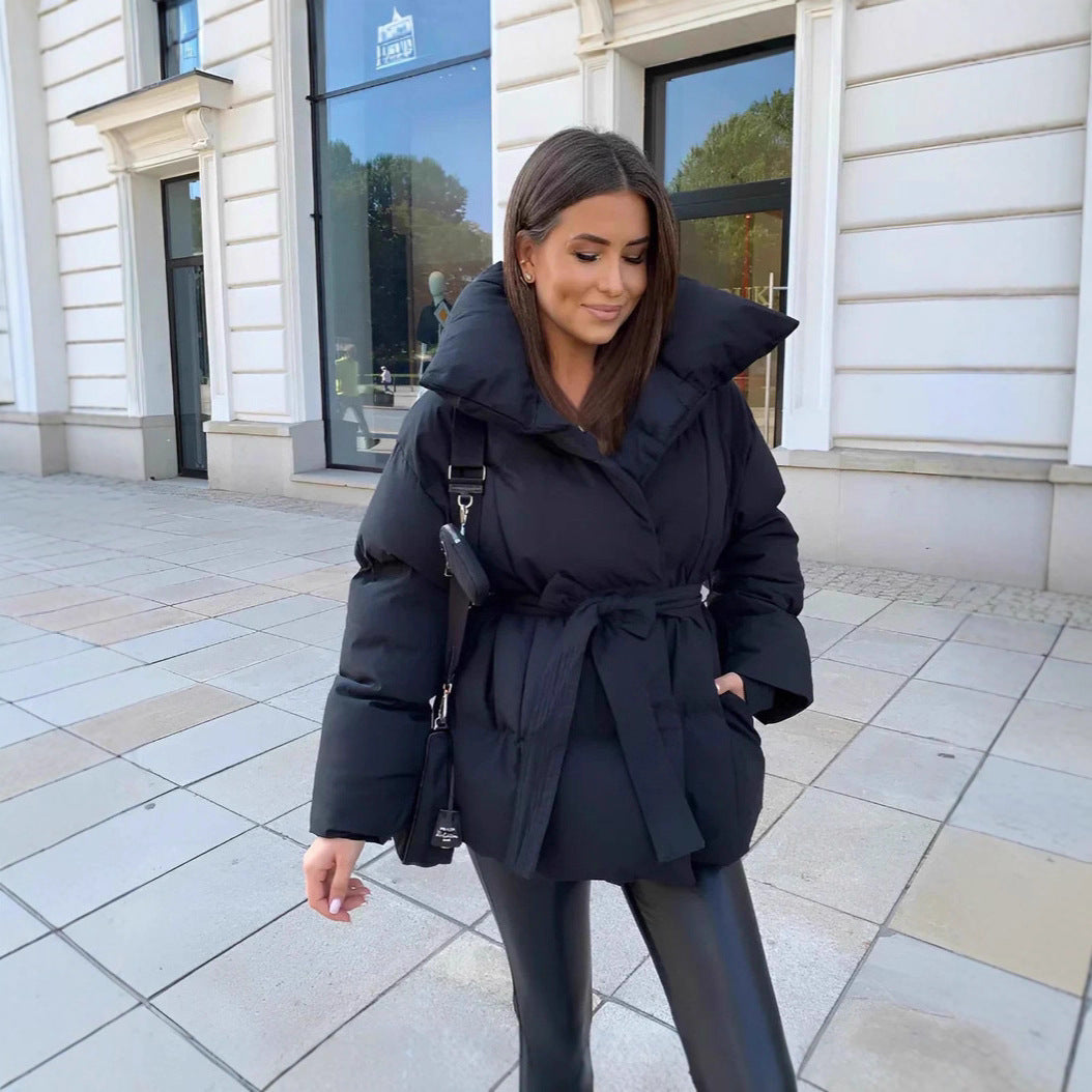 Veste matelassée tendance pour femmes avec large col et ceinture à la taille Lune London