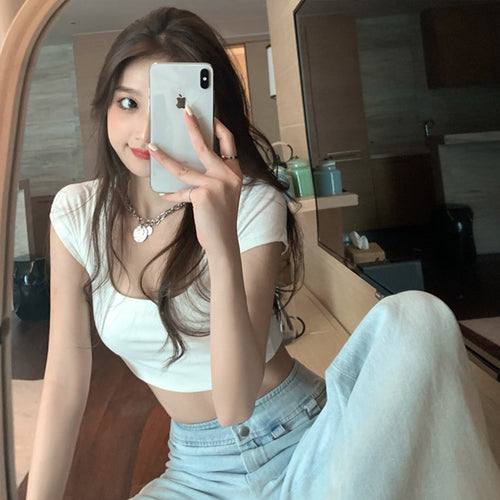 Women's crop top with fitted round neck and form-fitting cut