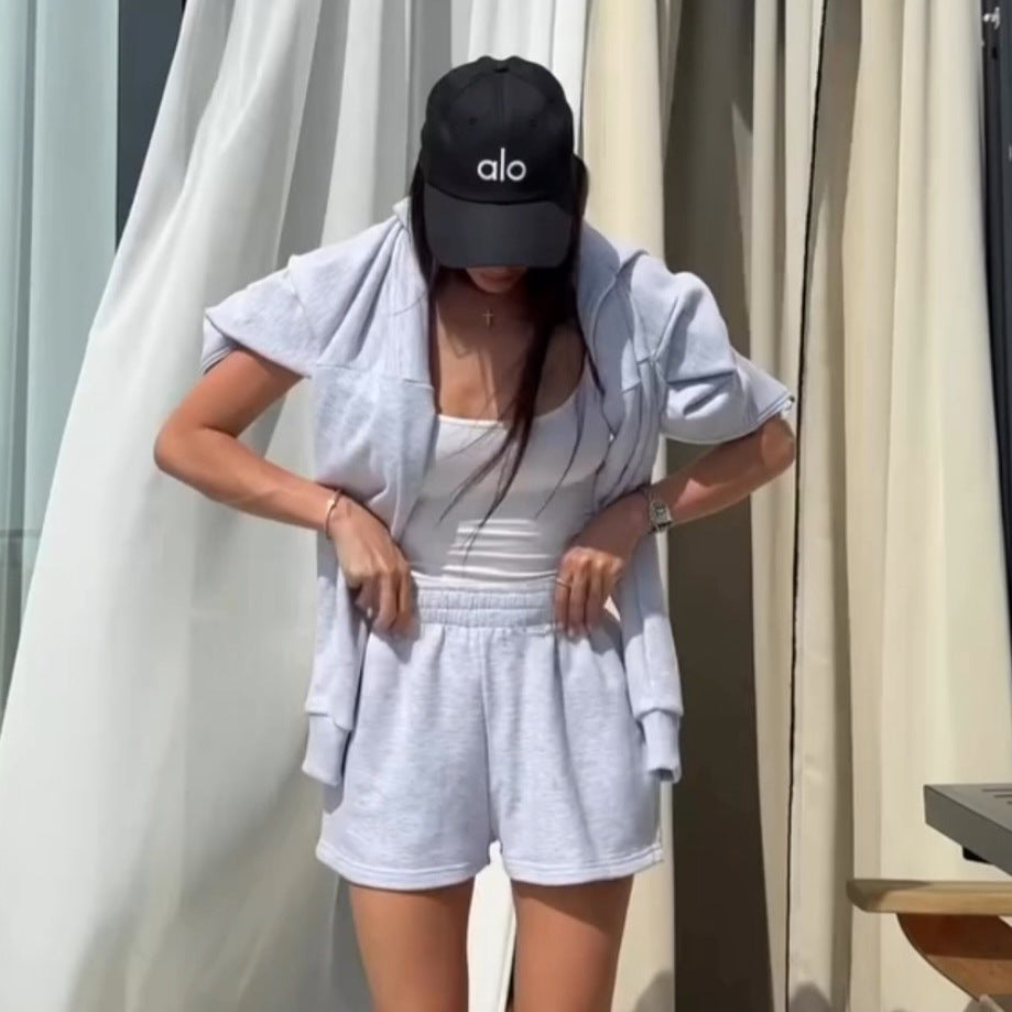 Casual women's set with short sleeves featuring a hoodie and comfortable elasticized waist Lune London