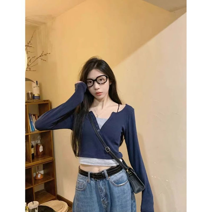 Women's cropped long sleeve shirt with decorative button details Chic & Stil