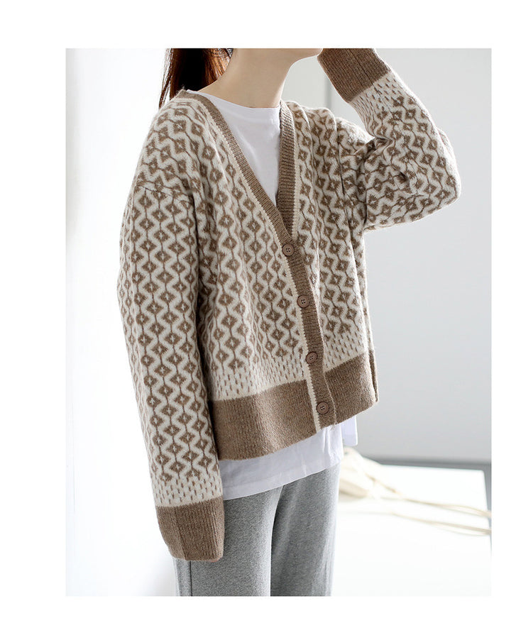 Cardigan épais en tricot pour femmes avec des motifs géométriques modernes et fermeture à boutons Chic & Stil