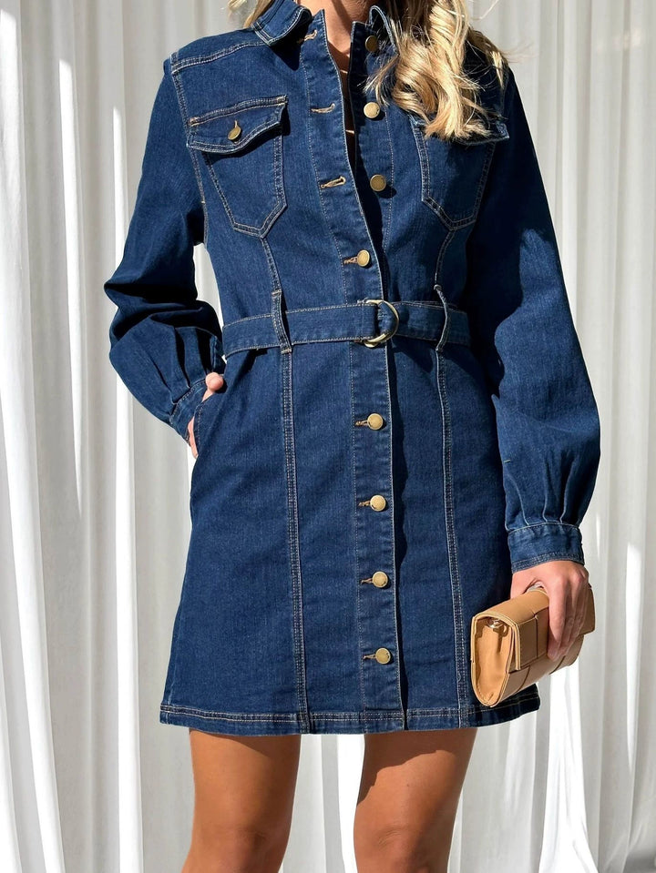 Robe chemise en denim pour femmes en coupe évasée avec détails de boutons et jupe évasée Chic & Stil