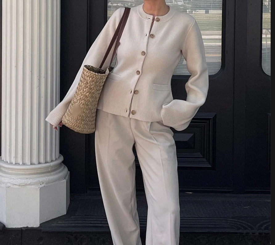 Women Elegant knitted cardigan with a loose fit and chic button details