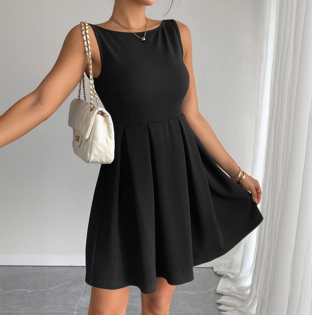 Robe ajustée pour femmes avec jupe évasée et décolleté élégant Chic & Stil