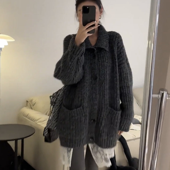 Cardigan pour femmes avec décolleté en V profond et poches pratiques Chic & Stil