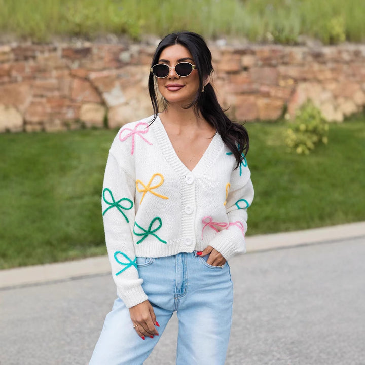 Cardigan pour femmes avec des appliqués de noeud ludiques Chic & Stil