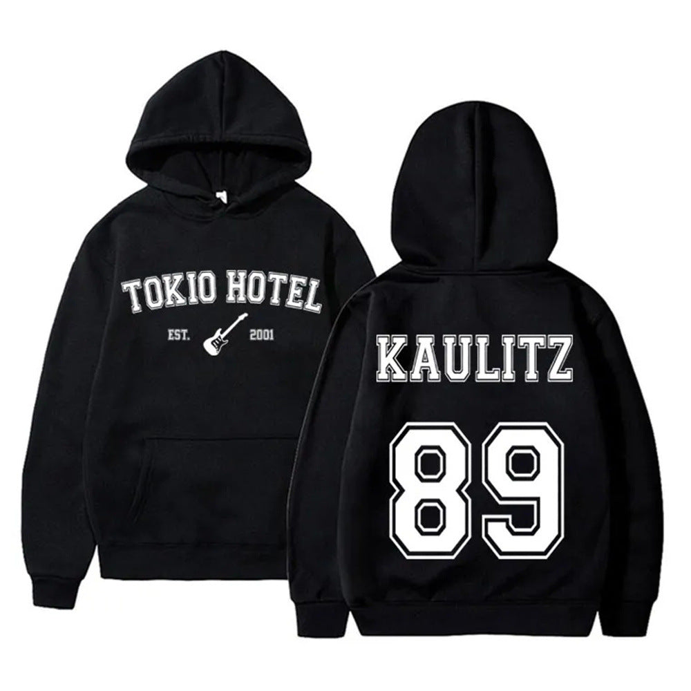 Women's hoodie with modern band design and comfortable fit Chic & Stil