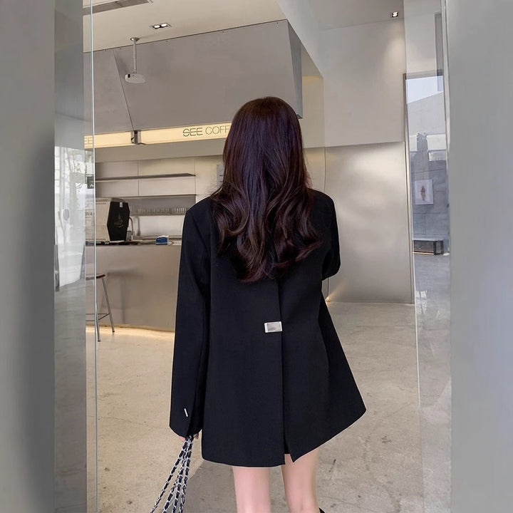 Blazer surdimensionné à la mode pour femmes avec une coupe élégante et un élément décoratif en bijou Chic & Stil