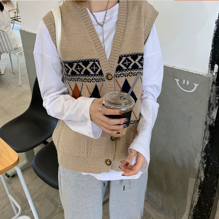 Knitted vest for women with an elegant diamond pattern and Lune London button detail