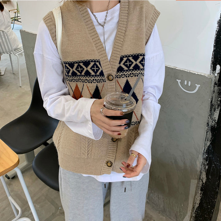 Knitted vest for women with an elegant diamond pattern and Lune London button detail