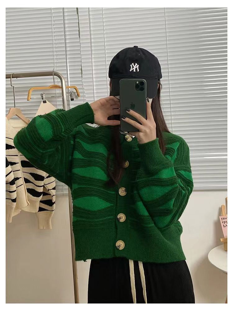 Cardigan pour femmes avec un motif de vagues compliqué et de grands boutons en bois Chic & Stil