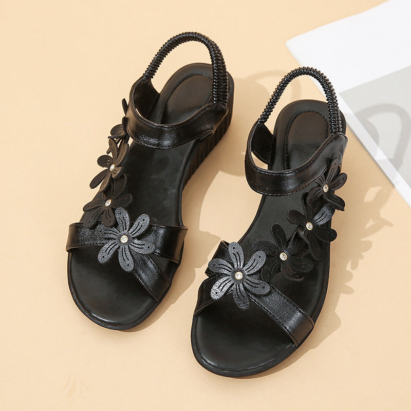 Comfortable women's sandals with modern floral applications and an ergonomic sole Lune London