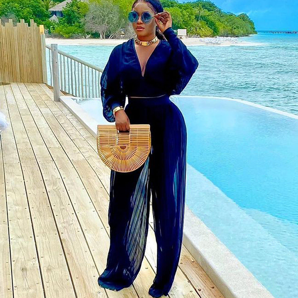 Ladies Elegant two-piece set with a loose fit and a deep V-neck Lune London