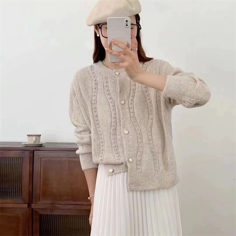 Cardigan pour femmes avec détails en perles élégants et coupe classique Chic & Stil