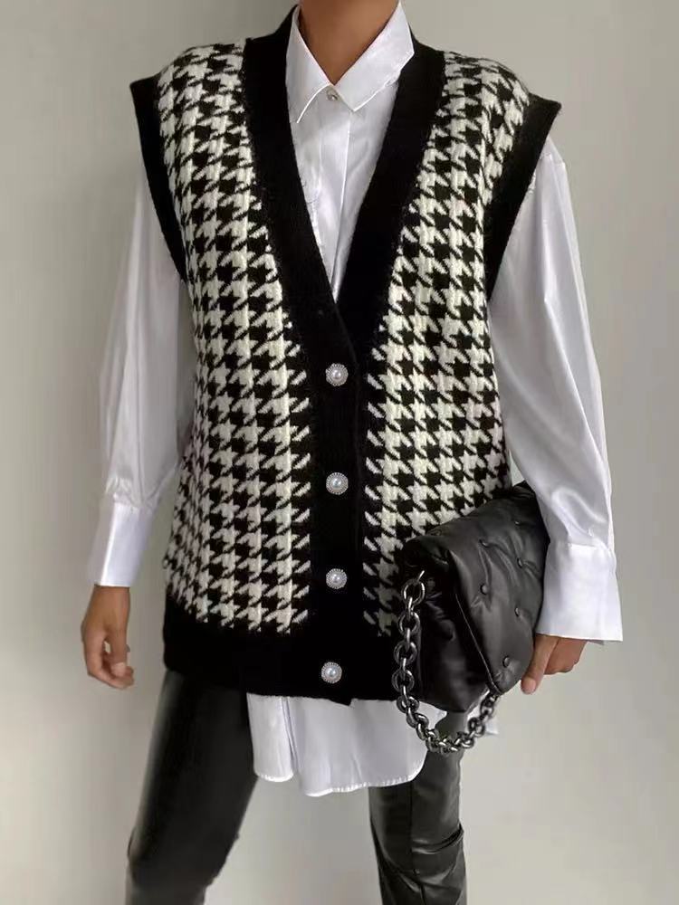 Knitted vest for women with houndstooth pattern and elegant pearl buttons Lune London