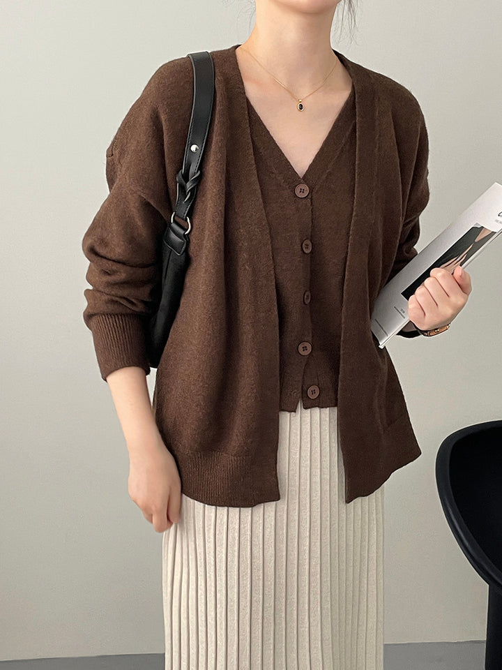 Cardigan tricoté pour femme avec col en V et détails de boutons Chic & Stil