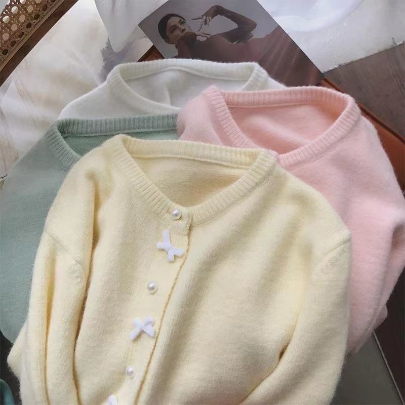 Cardigan confortable pour femmes avec boutons en perles et design délicat Chic & Stil