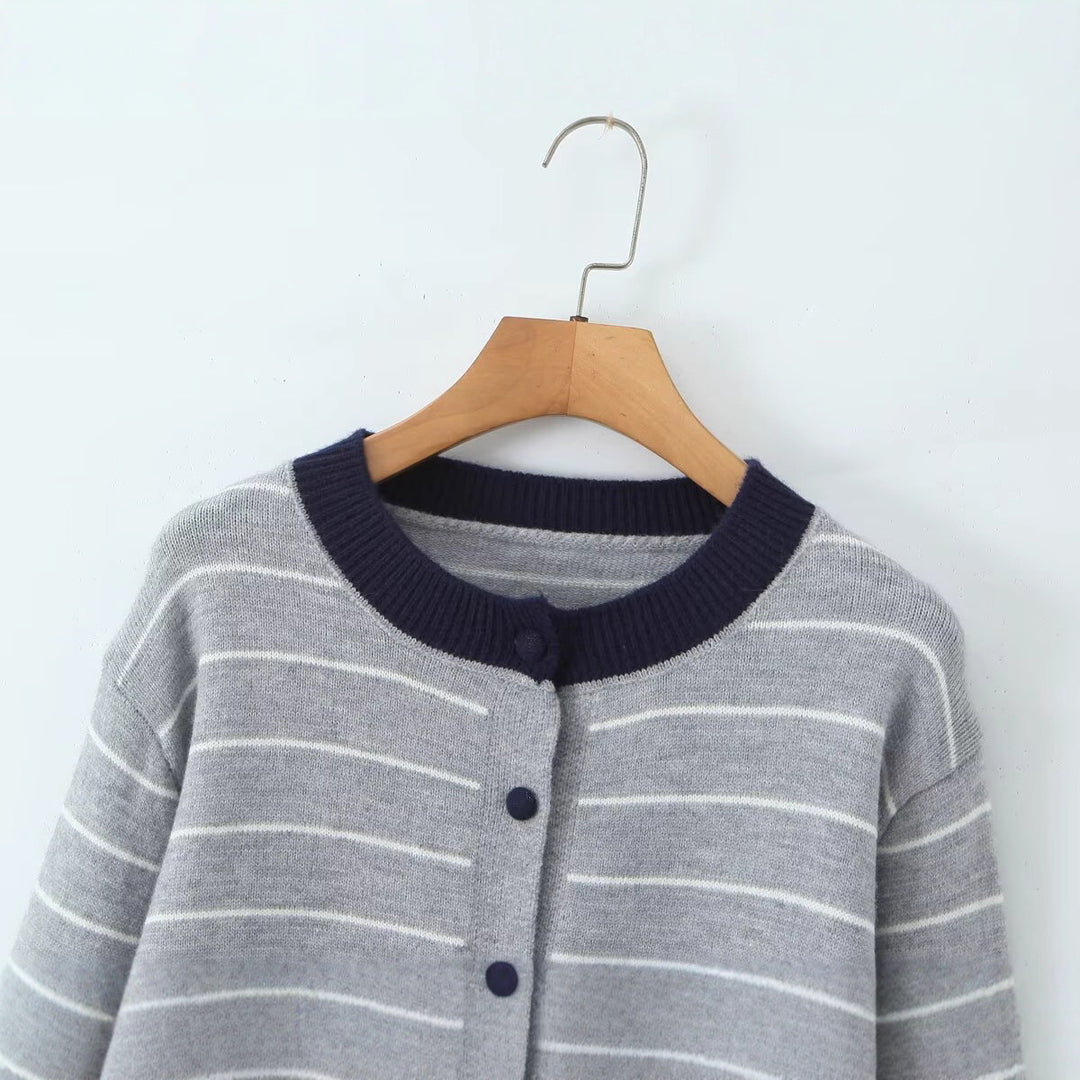 Cardigan rayé pour femmes avec encolure ronde moderne et détails de boutons Chic & Stil