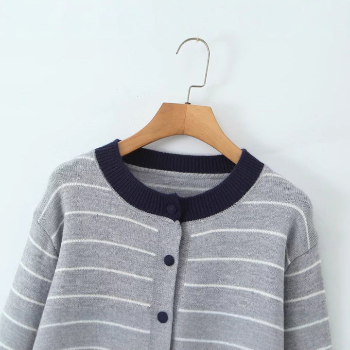 Cardigan rayé pour femmes avec encolure ronde moderne et détails de boutons Chic & Stil