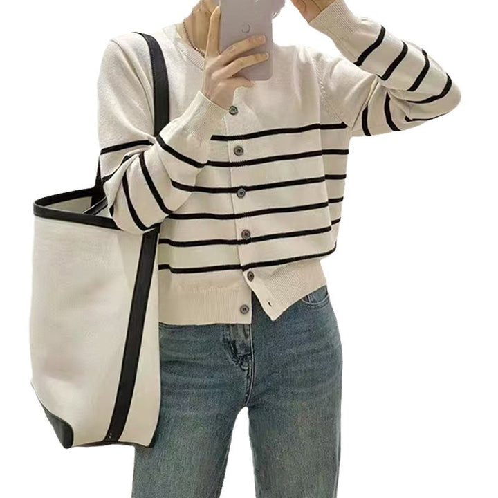 Cardigan tricot décontracté pour femmes avec des rayures classiques et des détails de bouton Chic & Stil