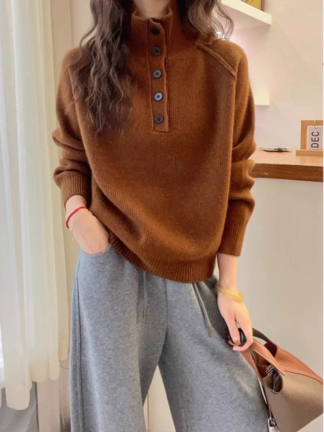 Pull en maille épaisse pour femmes avec col haut et boutons décoratifs Chic & Stil